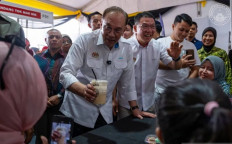Community vibing: Malaysian Prime Minister Anwar Ibrahim (center left, front) attends an event on April 4, 2026 in Ipoh, Perak state, Malaysia.