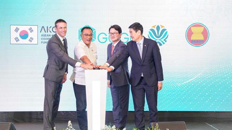 Indonesian Environment Minister Mohammad Jumhur Hidayat (second left) presses the button together with (left to right) Global Green Growth Institute (GGGI) country representative for Indonesia Fraser Rowan, South Korea Ambassador to ASEAN Lee Chul and ASEAN Deputy Secretary General for Socio-Cultural Community San Lwin to mark the start of Indonesia's participation in the ASEAN-Korea Cooperation for Methane Mitigation (AKCMM) in Jakarta on Thursday, May 21, 2026. AKCMM is a regional initiative dedicated to advancing methane reduction across ASEAN member states.