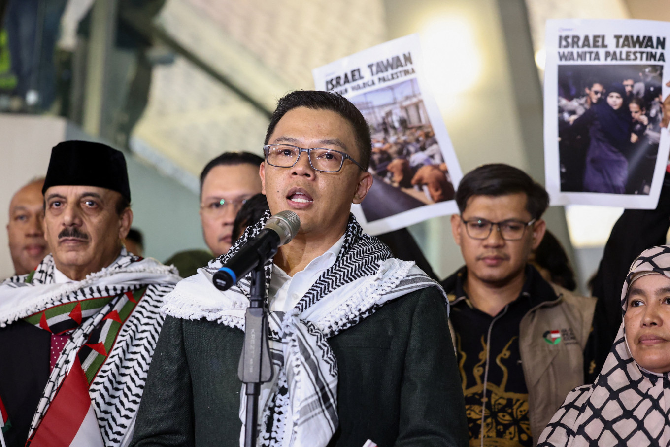 Foreign Minister Sugiono (center) addresses reporters on May 24, 2026, accompanied by the nine Indonesian members of the Gaza-bound Global Sumud Flotilla, upon their arrival at Soekarno-Hatta International Airport in Tangerang, Banten. 