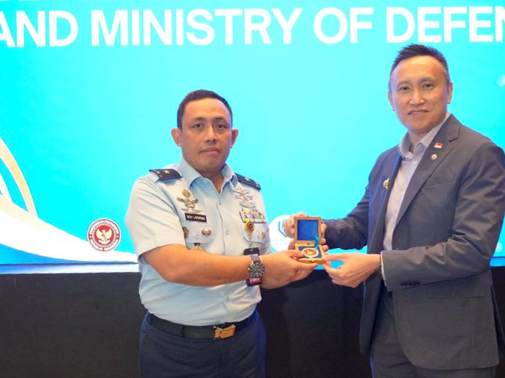 The Indonesian Defense Ministry&rsquo;s director for defense technology potential, Air Cdre. Dedy Laksmono (left) exchanges a memento with ST Engineering vice president for international business, defense and public security, Brig. Gen. (ret) Chua Jin Kiat during the opening of a defense industry workshop on May 21 in Jakarta. The workshop explored ways to collaborate amid an increasingly complex security landscape in the Indo-Pacific region.  