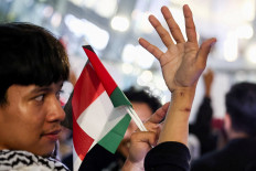 Andre Prasetyo Nugroho, one of the Indonesian members of the Gaza-bound Global Sumud Flotilla which was detained by Israeli forces after the flotilla&rsquo;s vessels were intercepted in international waters of the Mediterranean Sea, shows injuries caused by Israeli soldiers on his forearm upon arrival on May 24, 2026, at Soekarno-Hatta International Airport in Tangerang, Banten.