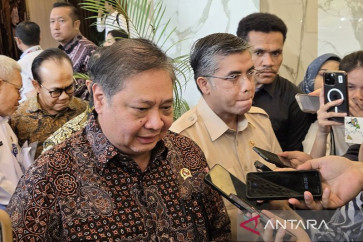  Coordinating Economy Minister Airlangga Hartarto speaks to reporters in Jakarta on May 26, 2026.