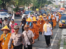 Police officers and volunteers escort bhikkhu (Buddhist monks) on May 25 in Semarang, Central Java, during their Thudong pilgrimage ahead of Waisak to Borobudur Temple in Magelang regency. The monks started their pilgrimage on May 9 in Buleleng, Bali, and are scheduled to arrive in Borobudur Temple on May 28.