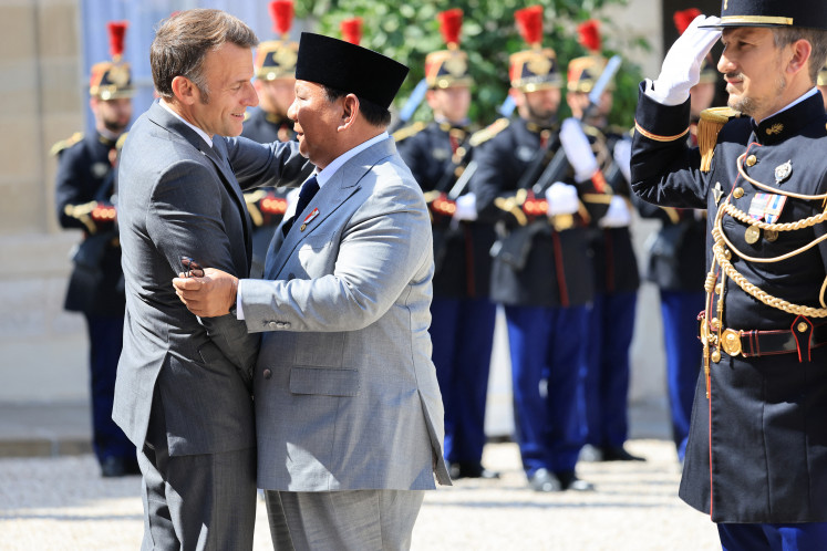 France's President Emmanuel Macron (left) welcomes President Prabowo Subianto on May 28 ahead of a meeting at the &Eacute;lys&eacute;e Presidential Palace in Paris. 