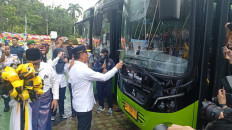 The Transportation Ministry's land transportation director general Aan Suhanan (right) splashes water to officiate 19 new buses for Trans Batam operations at Engku Putri Field in Batam Center in Batam City, Riau Islands, on May 26, 2026. The new buses will be used to serve Hang Nadim International Airport and other busy Trans Batam corridors.