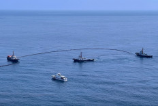 This handout from the Royal Thai Navy taken and released on January 27, 2022 shows the clean-up operation underway for a crude oil spill caused by a leak from an undersea pipeline owned by Star Petroleum Refining Public Company Limited in the Gulf of Thailand, near Rayong. 
