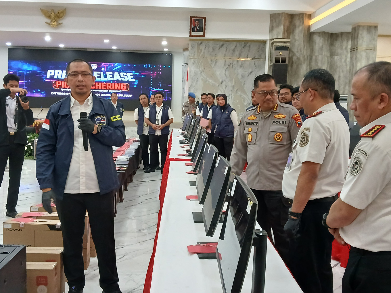 Central Java Police Cybercrime Investigation (Ressiber) Direcorate head Sr. Comr. Himawan Sutanto Saragih (front left) talks during a press conference on an online scam syndicate at the Central Java Police headquarters in Semarang on June 1, 2026. Detectives from Ressiber Directorate arrested 39 suspects in Sukoharjo and Surakarta on May 20. 