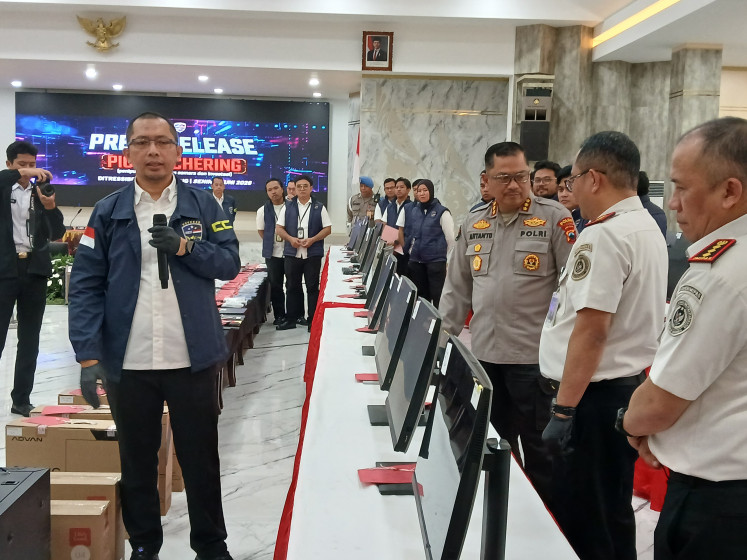 Central Java Police Cybercrime Investigation (Ressiber) Direcorate head Sr. Comr. Himawan Sutanto Saragih (front left) talks during a press conference on an online scam syndicate at the Central Java Police headquarters in Semarang on June 1, 2026. Detectives from Ressiber Directorate arrested 39 suspects in Sukoharjo and Surakarta on May 20. 