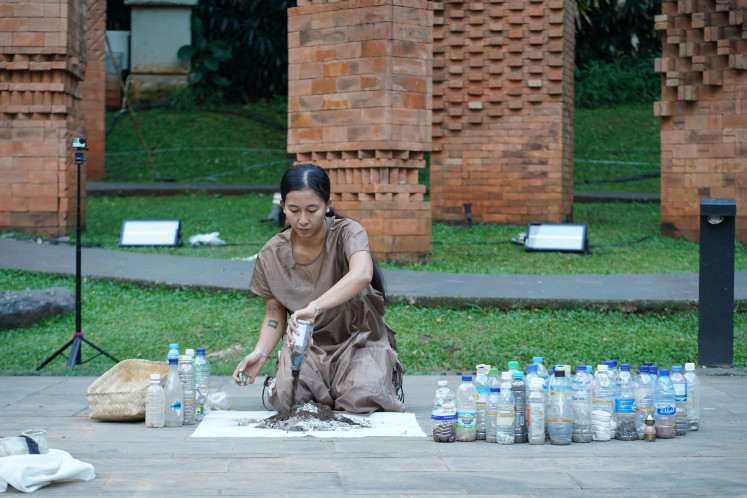 Sarita Ibnoe’s Bertemu di Tengah explores the issues of movement, identity, and geographical boundaries.