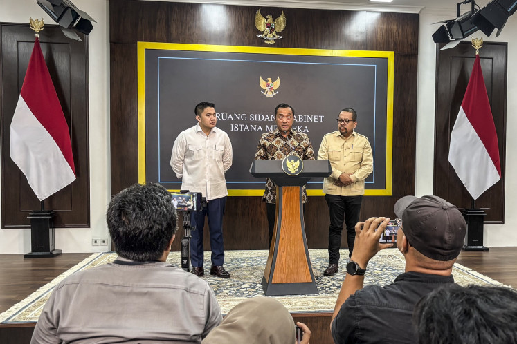 State Secretary Prasetyo Hadi (center) announces the dismissal of National Nutrition Agency (BGN) head Dadan Hindayana from his position, in a press briefing on June 2, 2026 at the Presidential Palace Complex in Central Jakarta. Prasetyo was accompanied by Cabinet Secretary Teddy Indra Wijaya (left) and Government Communications Agency (GCA) head Muhammad Qodari (right).