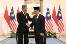 Foreign Minister Sugiono (right) shakes hand with Malaysian Foreign Minister Mohamad Bin Haji Hasan during the 17th Joint Commission for Bilateral Cooperation (JCBC) between both countries at the Foreign Ministry building in Jakarta on June 4, 2026.