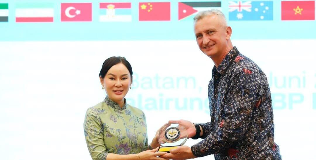 Acting Batam Mayor Li Claudia Chandra (left) shares a memento with a representative of 22 defense attach&eacute;s visiting Batam, Riau Islands, on June 3, 2026. The defense attach&eacute;s visited Batam to observe the Indonesian defense industry, especially shipyards.