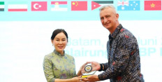 Acting Batam Mayor Li Claudia Chandra (left) shares a memento with a representative of 22 defense attach&eacute;s visiting Batam, Riau Islands, on June 3, 2026. The defense attach&eacute;s visited Batam to observe the Indonesian defense industry, especially shipyards.