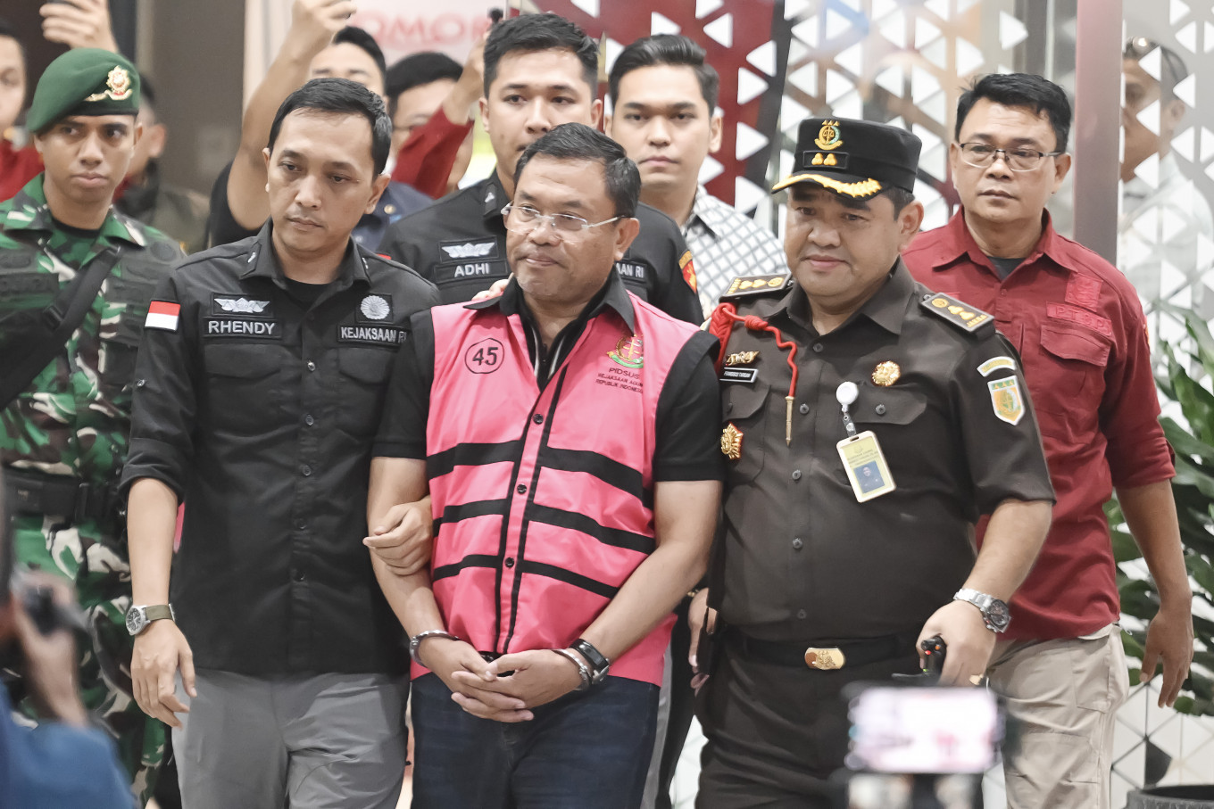 Attorney General&rsquo;s Office (AGO) investigators escort former deputy head of the National Nutrition Agency (BGN) Sony Sonjaya to a prisoner transport vehicle on June 3 at the AGO headquarters in Jakarta.