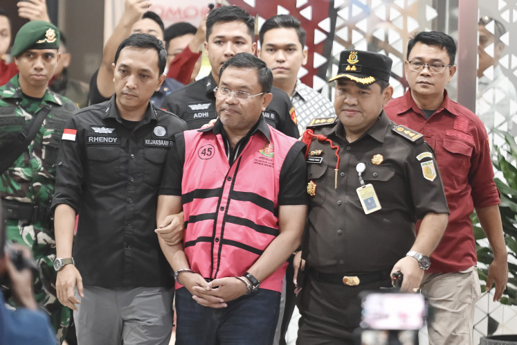 Attorney General&rsquo;s Office (AGO) investigators escort former deputy head of the National Nutrition Agency (BGN) Sony Sonjaya to a prisoner transport vehicle on June 3 at the AGO headquarters in Jakarta.