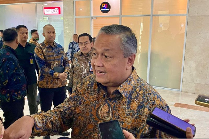Bank Indonesia (BI) Governor Perry Warjiyo speaks to reporters on Tuesday after a meeting with the House of Representatives' budget committee in Jakarta. Earlier in the day, BI increased the benchmark interest rate in a surprising announcement outside of the regular monthly schedule.