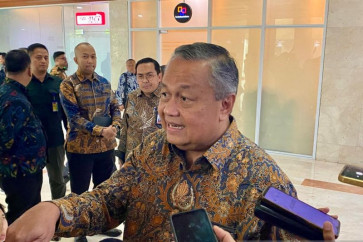 Bank Indonesia (BI) Governor Perry Warjiyo speaks to reporters on Tuesday after a meeting with the House of Representatives' budget committee in Jakarta. Earlier in the day, BI increased the benchmark interest rate in a surprising announcement outside of the regular monthly schedule.