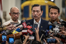 Luhut Binsar Pandjaitan, center, chairman of the National Economic Council (DEN), speaks to reporters alongside DEN Executive Secretary Septian Hario Seto, right, and DEN member Chatib Basri, left, after a meeting with Indonesian President Prabowo Subianto at the Merdeka Palace complex in Jakarta, Indonesia, on June 9, 2026. The council reported to the president on its review of the Free Nutritious Meals (MBG) program and developments related to GovTech Indonesia, an initiative aimed at integrating government digital services through a national portal. 