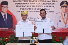 Migrant Workers Protection Minister Mukhtarudin (left) and Riau Islands Governor Ansar Ahmad hold the documents after signing a Memorandum of Understanding on strengthening the upstream sector through vocational education in Tanjung Pinang on June 8, 2026. The MoU involves also&nbsp;Tanjung Pinang city administration, Karimun regency administration, Batam State Polytechnic and Batam Tourism Polytechnic.