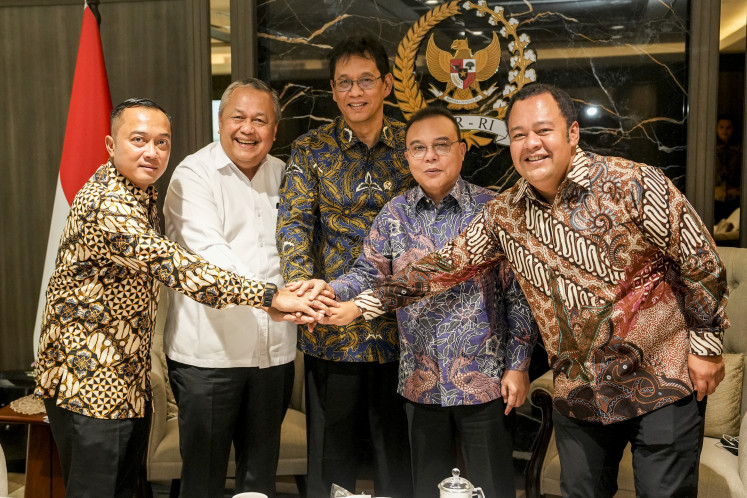 House of Representatives Deputy Speaker Sufmi Dasco Ahmad (second right), State Secretary Prasetyo Hadi (left), Finance Minister Purbaya Yudhi Sadewa (center), Bank Indonesia Governor Perry Warijo (second left) and House financial affairs commission head Mohamad Hekal pose after a meeting on fiscal and monetary policies on June 6 at the Senayan Legislative Complex in Jakarta.