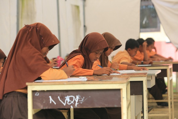Temporary test: Students of SDN Alue Lhok elementary school in Jambak village, Pante Ceureumen district, West Aceh, take an exam inside a portable structure on June 5, 2026 due to a shortage of classrooms.