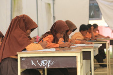Temporary test: Students of SDN Alue Lhok elementary school in Jambak village, Pante Ceureumen district, West Aceh, take an exam inside a portable structure on June 5, 2026 due to a shortage of classrooms.