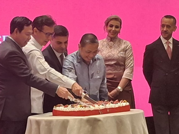 Indonesian Regional Representatives Council (DPD) Speaker Sultan Bachtiar Najamudin (left to right), Health Minister Budi Gunadi Saidikin, Jordanian Ambassador to Jakarta, Sudqi Attalah Al Omoush, and First Deputy Foreign Minister Anis Mata cut the cake while Sudqi's wife Salwa Al Hadid (second right) and Jordanian Deputy Ambassador Alaa Al Edwan look on during a diplomatic reception  to commemorate the 80th anniversary of Jordanian Independence Day at the Four Season Hotel in South Jakarta on June 9, 2026.