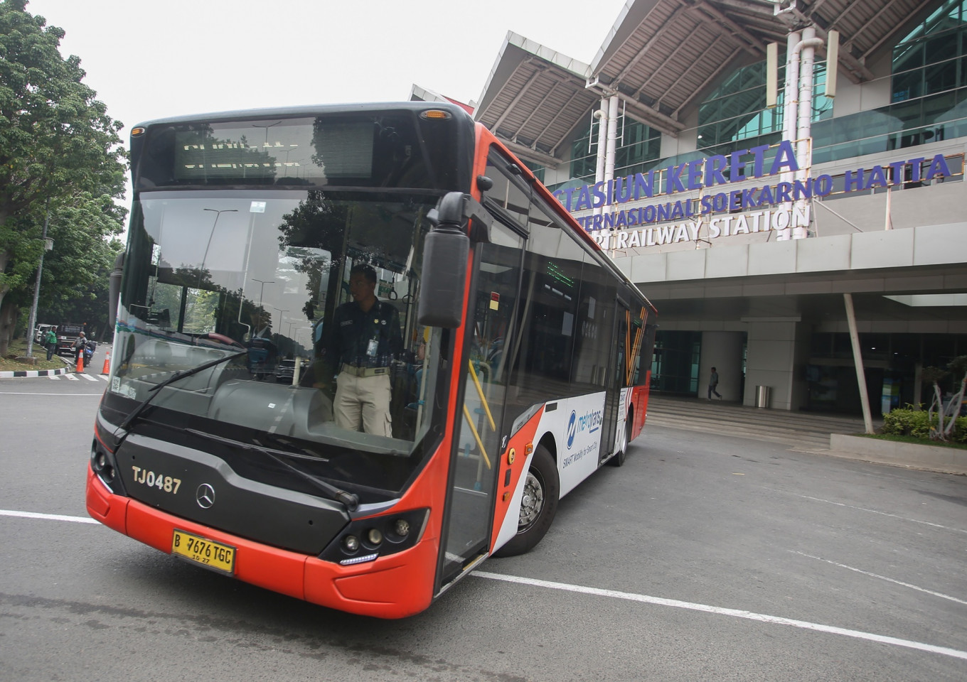A Transjabodetabek bus serving the Blok M-Soekarno Hatta International Airport route arrives at the airport train station on Tuesday in Tangerang, Banten. The Jakarta administration raised a plan to increase the fare for the Transjabodetabek bus service, especially routes with significantly higher operational costs.