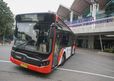 A Transjabodetabek bus serving the Blok M-Soekarno Hatta International Airport route arrives at the airport train station on Tuesday in Tangerang, Banten. The Jakarta administration raised a plan to increase the fare for the Transjabodetabek bus service, especially routes with significantly higher operational costs.