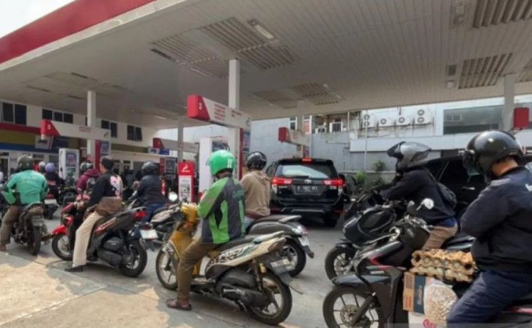 Motorists line up at a gas station on Jl. Radio Dalam in South Jakarta on June 10, 2026, when the government hiked the price of nonsubsidized Pertamax gasoline 32 percent to Rp 16,250 per liter amid the rupiah depreciation against the United States dollar.