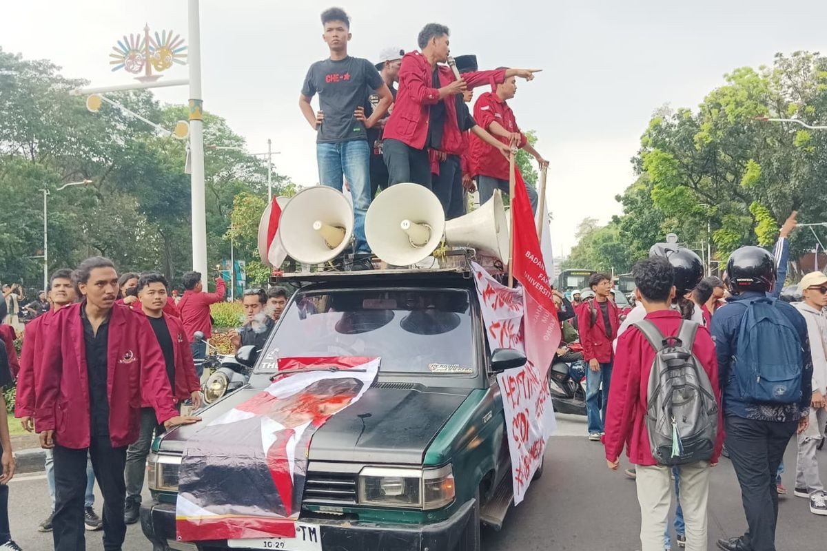 Bung Karno University students shout slogans from atop a car mounted with bullhorns on June 5, 2026, during a protest march against wasteful government spending on Jl. Medan Merdeka near the Arjuna Wijaya Statue in Gambir, Central Jakarta.