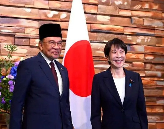 Japanese Prime Minister Sanae Takaichi (right) and Malaysian Prime Minister Anwar Ibrahim pose for photographs ahead of their bilateral meeting at the Prime Minister&rsquo;s Office in Tokyo, on June 10, 2026. 