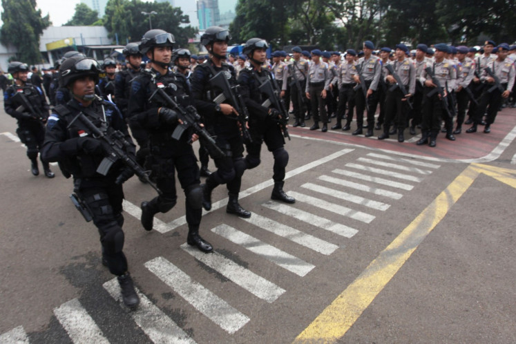 A number of police personnel participated in the 2014 Apple Ketupat Operation Force Title at Metro Jaya Regional Police Field, Jakarta, Monday (7/21/2014). The operation lasted for 16 days, from July 22 to August 6, 2014, involving 137,795 joint police and military personnel aimed at securing the implementation of Idul Fitri 1435 H. 