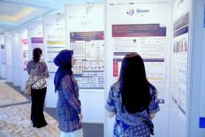 Shared mission: Participants view scientific posters during the 6th Siloam Oncology Summit 2026 in Jakarta on May 23, 2026. The event brought together oncologists, researchers and healthcare professionals to discuss advances in cancer treatment, including precision medicine and multidisciplinary care.