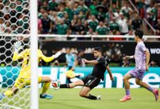 South Korea's goalkeeper #01 Kim Seung-gyu and Mexico's forward #09 Raul Jimenez fight for the ball during the 2026 World Cup Group A football match between Mexico and South Korea at the Guadalajara Stadium in Zapopan on June 18, 2026.  