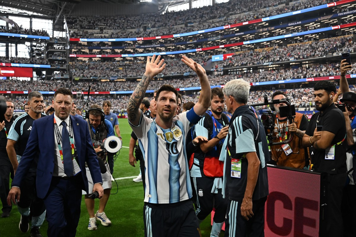 Argentina's forward #10 Lionel Messi waves as he leaves the pitch after winning the 2026 World Cup Group J football match between Argentina and Austria at the Dallas Stadium in Arlington on June 22, 2026. 