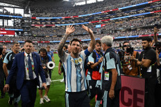 Argentina's forward #10 Lionel Messi waves as he leaves the pitch after winning the 2026 World Cup Group J football match between Argentina and Austria at the Dallas Stadium in Arlington on June 22, 2026. 