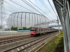 A commuter train passes through the newly inaugurated Jakarta International Stadium (JIS) station in North Jakarta on June 23, a day after its opening during Jakarta&rsquo;s 499th anniversary celebrations. The station sits adjacent to JIS, Indonesia&rsquo;s largest stadium.