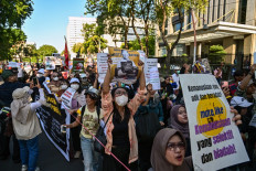 Students take part in a protest against a rise in non-subsidised fuel prices, inefficient government spending, free meals program and military involvement in civilian affairs, on June 22 in Surabaya.