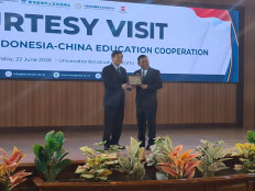 China Center for International People-to-People Exchange director general Yu Changue (left) exchanges memento with Borobudur University Rector Bambang Bernanthos during a visit on June 22 in Jakarta. The visit was to support the implementation and development plan for the Friendship Institute program, a cooperative education project that promotes common development of education in China and Indonesia.
