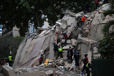 Rescuers search for victims in a collapsed building following an earthquake in Caracas on June 24, 2026. Two earthquakes of magnitude 7.2 and 7.5 struck the same area of Venezuela on the evening of June 24, causing buildings to collapse, according to the United States Geological Survey (USGS) and AFP journalists. The quakes drove residents of the capital, Caracas, into the streets.