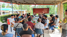 Officers from the Nongsa Police sub-precinct in Batam city, Riau Islands, hold a meeting with scrap and used goods businesses on June 18, 2026, to prevent the theft of public infrastructure goods. Known as 'iron termites', the syndicates target any public infrastructure goods made of metal.