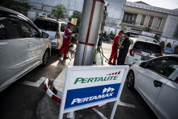 Attendants of a gas station owned by state-owned energy holding company Pertamina serves customers on Feb. 27, 2025, in Semarang, Central Java (Antara/Aprillio Akbar).