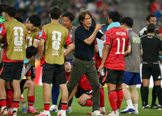 South Korea's head coach Hong Myung-bo talks to his players  during a hydration break of the 2026 World Cup Group A football match between South Africa and South Korea at the Monterrey Stadium in Guadalupe, Mexico, on June 24, 2026.  