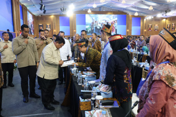 President Prabowo Subianto (left) receives and signs a proposal submitted by academics on Sunday during the closing ceremony of the Indonesian Science, Technology and Industry Convention (KSTI) at the Jakarta Convention Center (JCC) in Jakarta, Indonesia.
