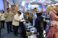 President Prabowo Subianto (left) receives and signs a proposal submitted by academics on Sunday during the closing ceremony of the Indonesian Science, Technology and Industry Convention (KSTI) at the Jakarta Convention Center (JCC) in Jakarta, Indonesia.
