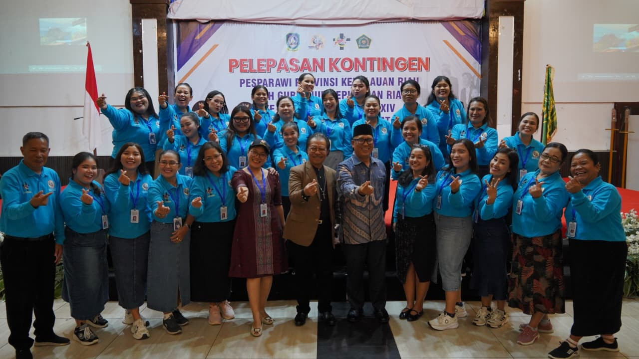 Muted voices: Riau Islands Deputy Governor Nyanyang Haris Pratamura (sixth right) and Jumaga Nadeak (center), chair of the Riau Islands committee for the Ecclesiastical Choir Festival (Pesparawi), pose with members of a local women's choir on June 16, 2026, during a send-off at a restaurant in Batam. The choir was unable to participate in the 14th national choral festival, which ran from June 18 to 28 in Manokwari, West Papua, because the travel agency it used reportedly did not procure tickets for a June 25 connecting flight from Soekarno-Hatta International Airport in Banten.
