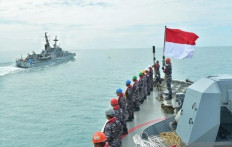 Indonesian Navy personnel aboard warship KRI Dorang-874 (right) complete the joint exercise Cassoex 2024 with the Australian warship HMAS Broome 90 (left) in the waters between Indonesia and Australia in the Indian Ocean, on July 28, 2024. 