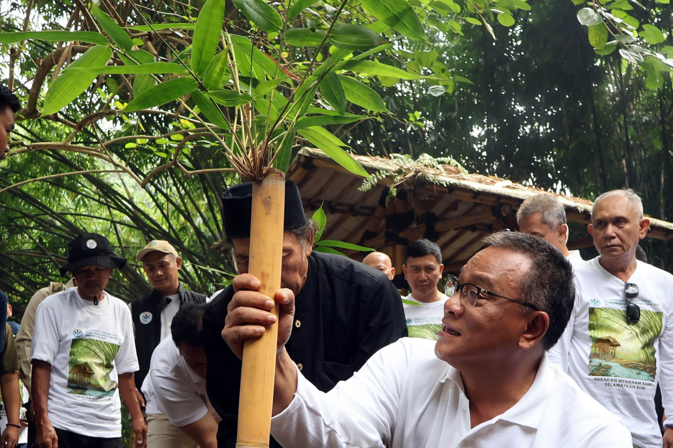 Environment Minister Mohammad Jumhur Hidayat (second right) looks at a bamboo plant on June 14 during a bamboo planting ceremony in Bogor regency, West Java.