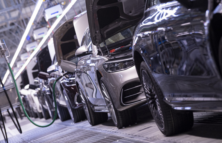 Mercedes-Benz S-Class passenger car are lined up on the assembly line at the Mercedes-Benz manufacturing plant in Sindelfingen, southern Germany, on February 13, 2023. (AFP/THOMAS KIENZLE ).
Usage: 0